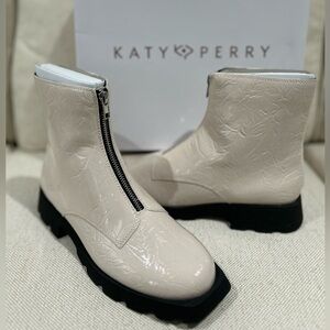 NIB Katy Perry Daarling Combat Boot Chalk Cream Wrinkle Patent Lug Sole Size 9